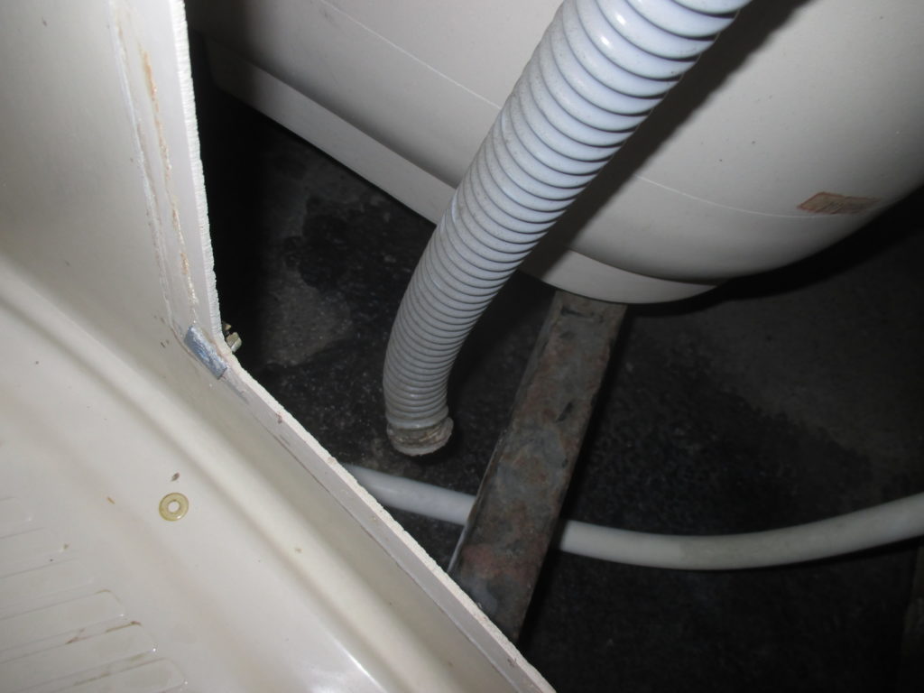 ぶらりと下がった配管から漏水が発生